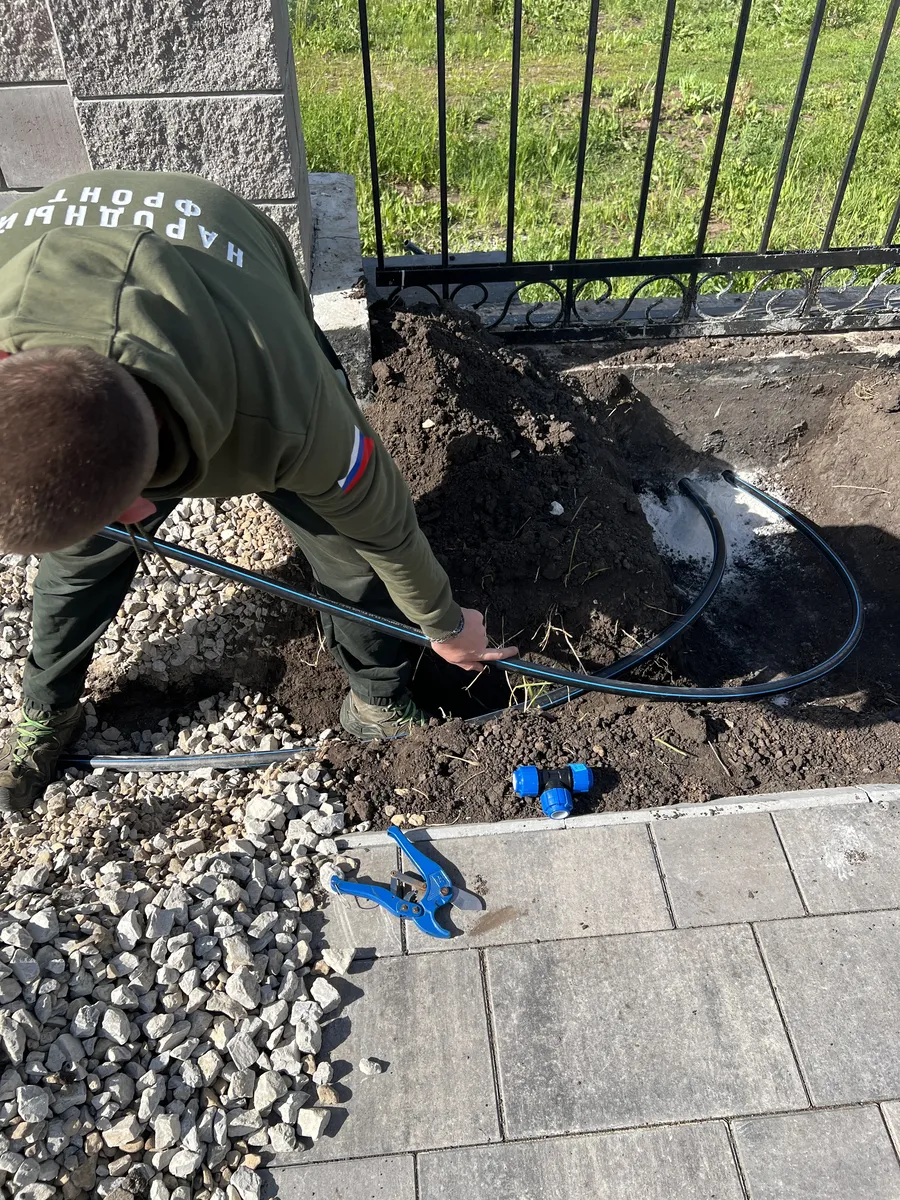 Монтаж системы автополива и пролив участка водой